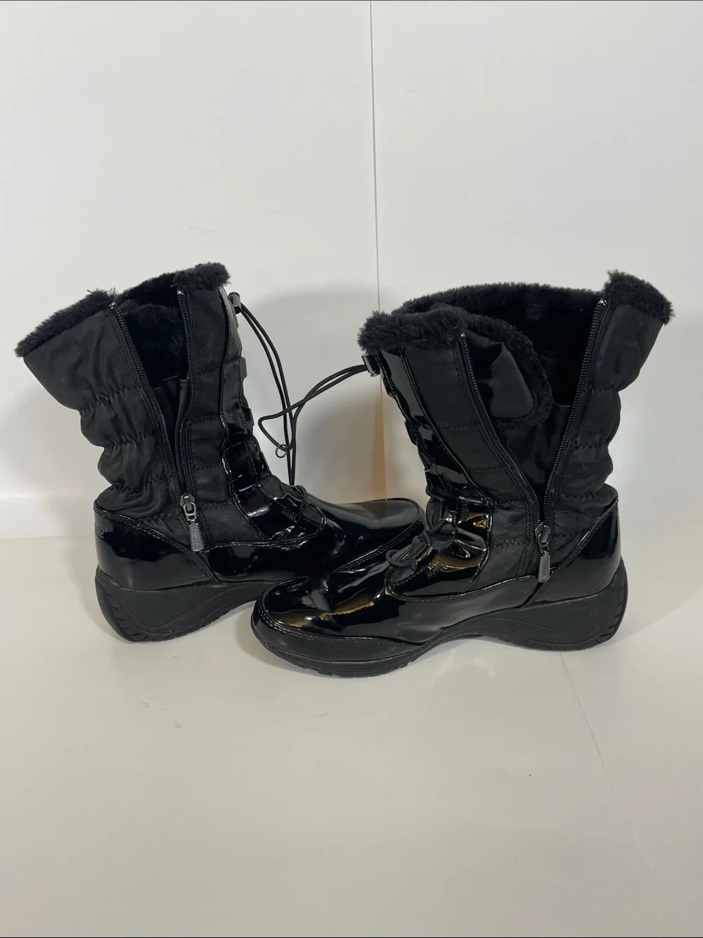 Khombu Black Faux Fur Lined Winter Boots Patent Toe Lace Up Women's Size 8 M